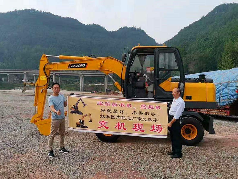 四川輪式挖掘機(jī)客戶交機(jī)